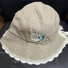 リバーシブル　ベージュの鳥刺繍バケットハットのサムネイル