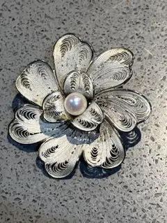 シルバー花形ブローチ パール付き　3.5×3.5cm