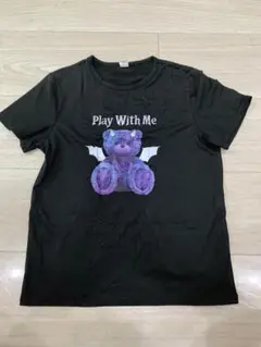 黒いTシャツと紫のカーゴパンツセット