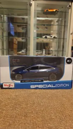 1/27 Maisto Mercedes-EQ EQS ダークブルーのサムネイル