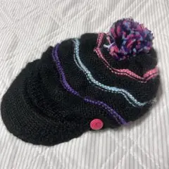 黒いポンポン付きニット帽