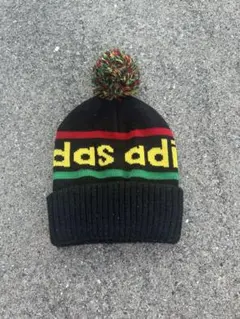 adidas ポンポン付きニット帽