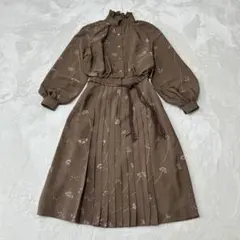 美品✨銀座マギー ブラウン系 花柄 ワンピース サテン調 プリーツ 金ボタン