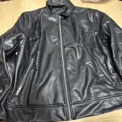 黒の合成皮革ジャケット