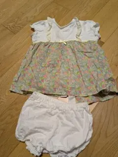 bebe　花柄トップスと白いショートパンツセット 70-80cm