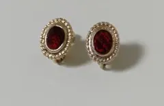 赤いオーバル型ネジバネ式イヤリング