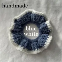 手編み　ブルーとホワイトのラメ入りフリルシュシュ