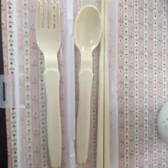 クリーム色カトラリーセット（フォーク、スプーン、箸）