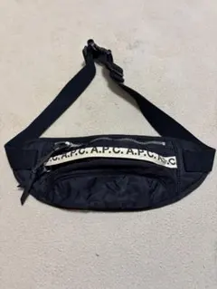 A.P.C. ブラック ボディバッグ