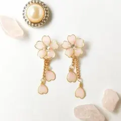 揺れる花弁 小さな桜 ピアスorイヤリング