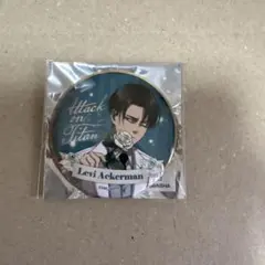 進撃の巨人 カラオケの鉄人 カラ鉄 缶バッジ 白スーツ リヴァイ