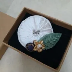 刺繍花と葉のブローチ　ハンドメイド　一点もの