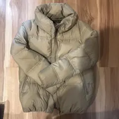 ベージュ ダウンジャケット