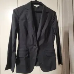 黒のテーラードジャケットとスラックスセット