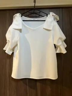 INGNI ホワイト Vネック 半袖ブラウス