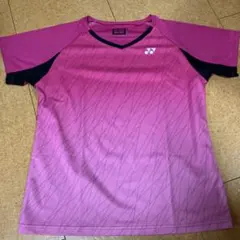 ピンクのバドミントンウェア Vネック