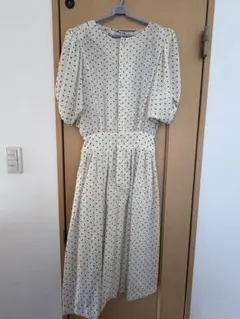 水玉模様のバルーンスリーブワンピース