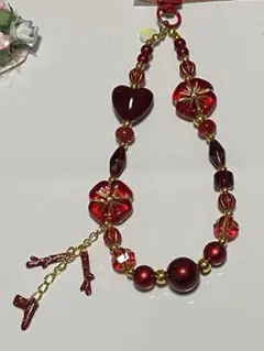 ハンドメイド 赤いハートと花のストラップ