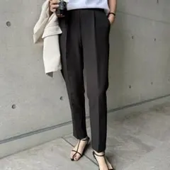 美品 ストレッチ美脚タックテーパードパンツ andme Lサイズ ブラック 黒