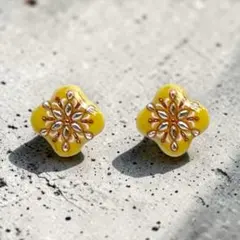 北欧風 美濃焼タイルの小花ピアス｜マスタードイエロー｜小ぶり｜大人かわいい