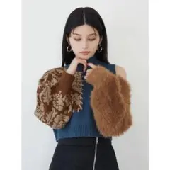 青茶色ファー付きタートルネックセーター