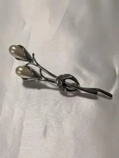 花のつぼみとパールのブローチ 入学式‎✮*。゜