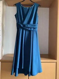 ビーズ装飾付き青のフレアドレス