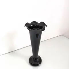 レトロポップ　黒いフリルの花瓶　ミルク硝子のような触感　フラワーベース　オブジェ