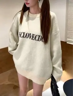 オーバーサイズニット クリーム色 ロゴ入り