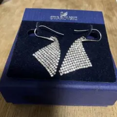 【美品】スワロフスキー Fit Dark ピアス クリスタルメッシュ フック 美品】スワロフスキー Fit Dark ピアス クリスタルメッシュ フック