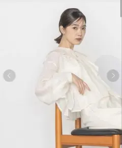 グレディブリリアン　シャツブラウスEフェザープリーツフリルブラウスのサムネイル