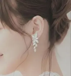 クリスタル フラワーモチーフ ピアス　結婚式ドレス