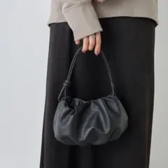 美品✨️BEARDSLEY 　2way　レザー　ギャザーミニバッグ　巾着バッグのサムネイル