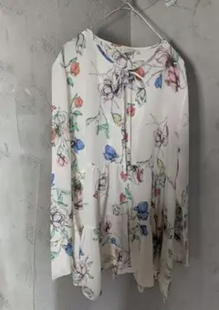 SHIPS取扱 TYLHO シルク100% 花柄ティアードブラウスのサムネイル