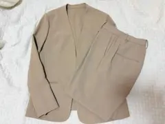 ベージュ ノーカラーセットアップ