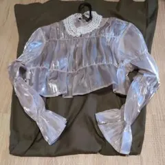 シルク風フリルトップスとオリーブスカート