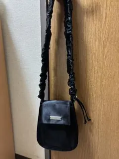 【新品】un/neu ギャザーハンドルサテンフラップバッグ