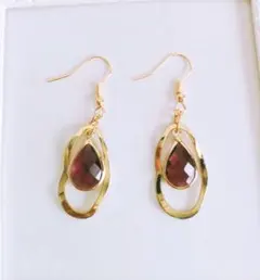 ゴールド変形フープとブラウン ピンクストーンピアス イヤリング