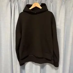 黒のフード付きスウェットパーカー