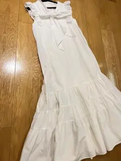 ホワイト　ロングワンピース