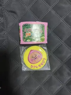 こびとづかん　刺繍缶バッジ　カクレモモジリ