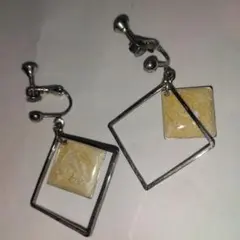 金色装飾 スクエア型イヤリング