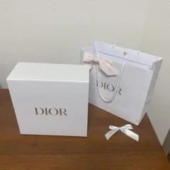 Dior 空箱　紙袋　チャーム付き有り Dior ディオール チャーム付紙袋2セット 未使用近い - メルカリ