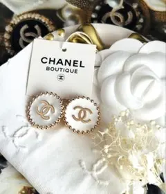Whiteゴールド　VINTAGE CHANEL ボタン２個　刻印