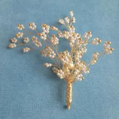 パールと金色の花のブローチ