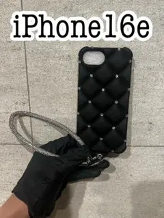 iPhone16eケース　キルティング チャーム付き　ブラック　黒