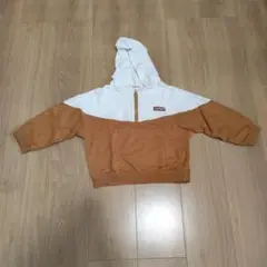 フード付き茶色と白のパーカー