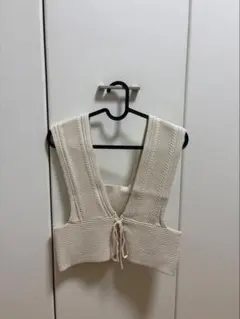 GU アイボリー Vネックニットビスチェ