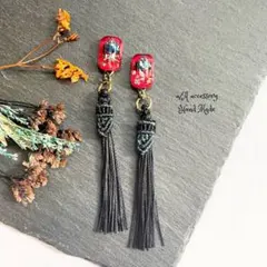 180 「botanical」　モダンタッセルピアス　レッド×グリーン