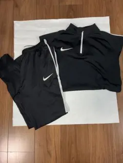 NIKEナイキ＊白のビクトリースコートと黒のゆったりテニストップス上下セット NIKEナイキ＊白のビクトリースコートと黒のゆったりテニストップス上下